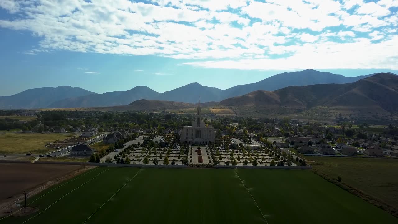 아름답고 맑은 9월 아침 유타 주 페이슨에 있는 예수 그리스도 후기성도 교회의 조감도