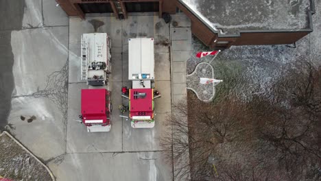 Drohnen-Kopfschuss-Von-Kanadischen-Feuerwehrleuten,-Die-Sich-Auf-Dringende-Hilfe-Vorbereiten