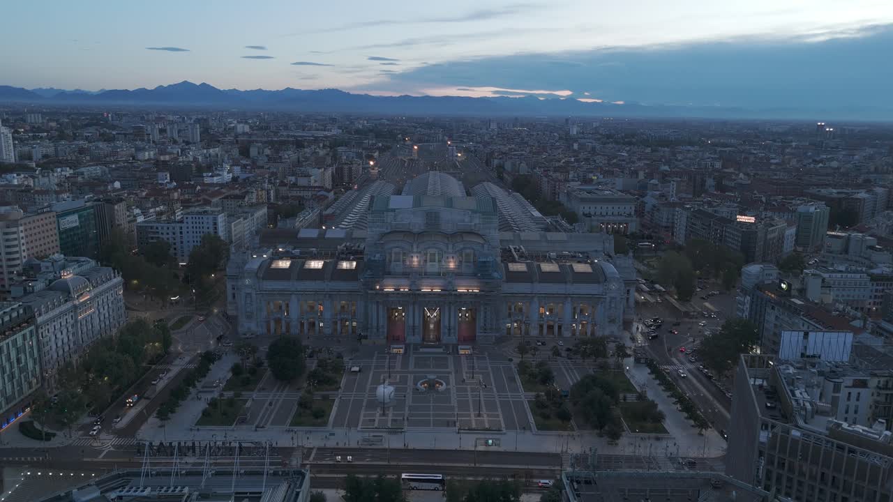 밀라노의 중앙역 (stazione centrale) 에 대한 인상적인 드론 뷰.