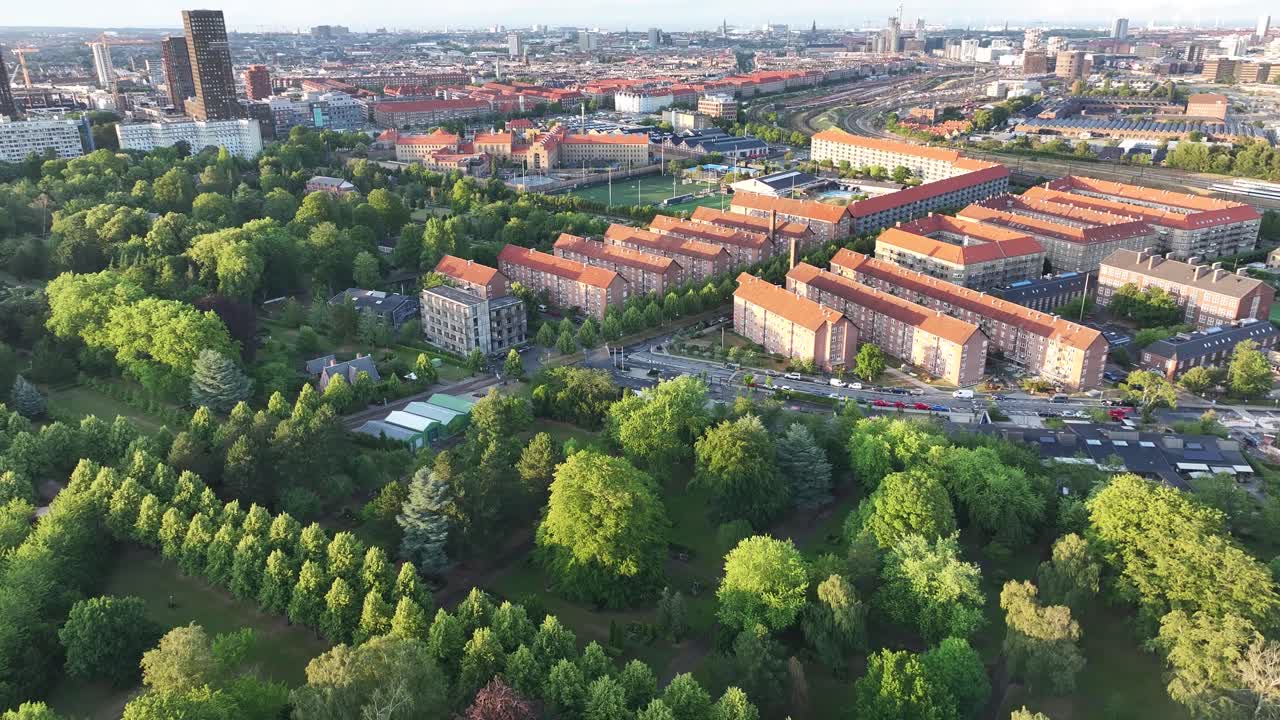 un hermoso dron se inclina sobre el parque de la ciudad revelando el paisaje urbano de copenhague
