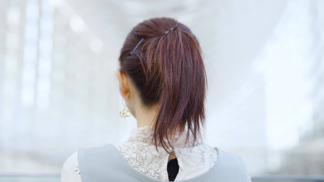 미소로 뒤를 돌아보는 젊은 여성