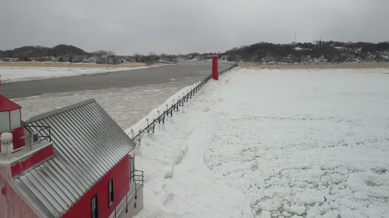 gran refugio, faro de michigan en el invierno en el lago michigan con drones avanzando