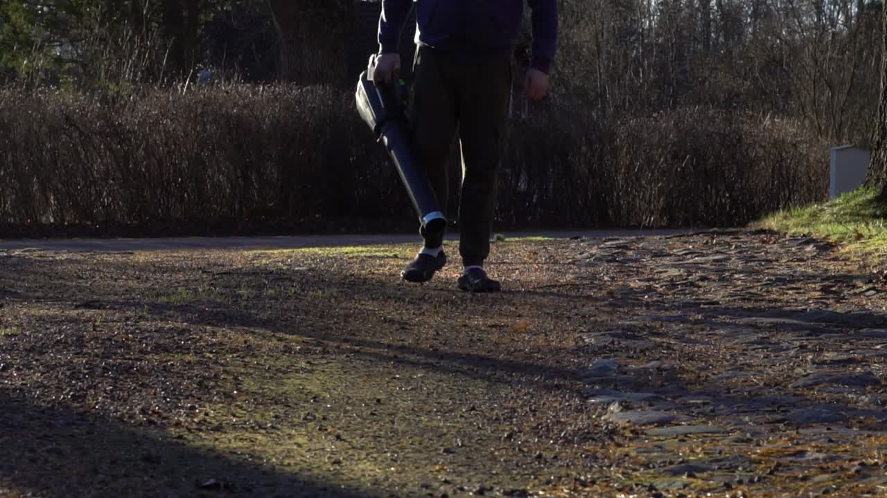amplia toma de aire masculino caucásico soplando su disco antes de que comience el invierno