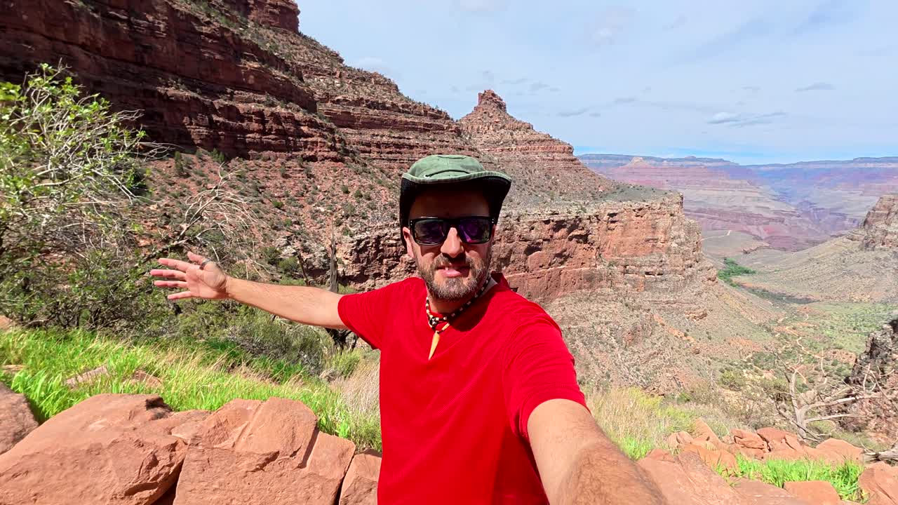 Mand filmer sig selv, mens han vandrer i Grand Canyon