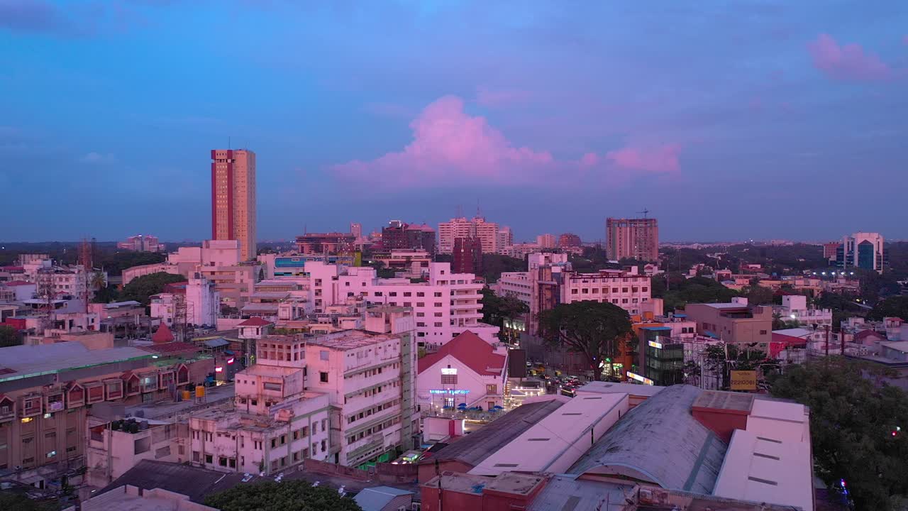 vuelo del cielo al atardecer sobre la ciudad de bangalore panorama aéreo 4k india