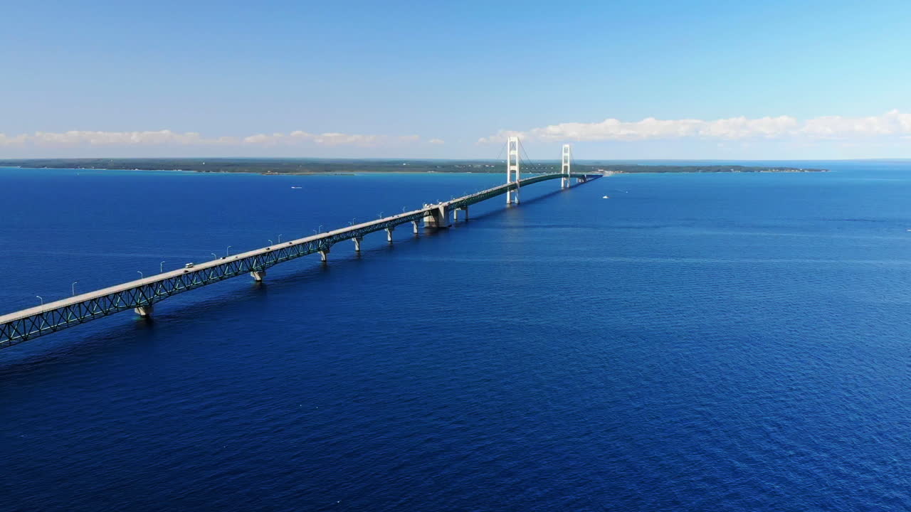 미시간 여름에 맥키낙 다리와 오대호의 푸른 물을 드론으로 볼 수 있습니다.