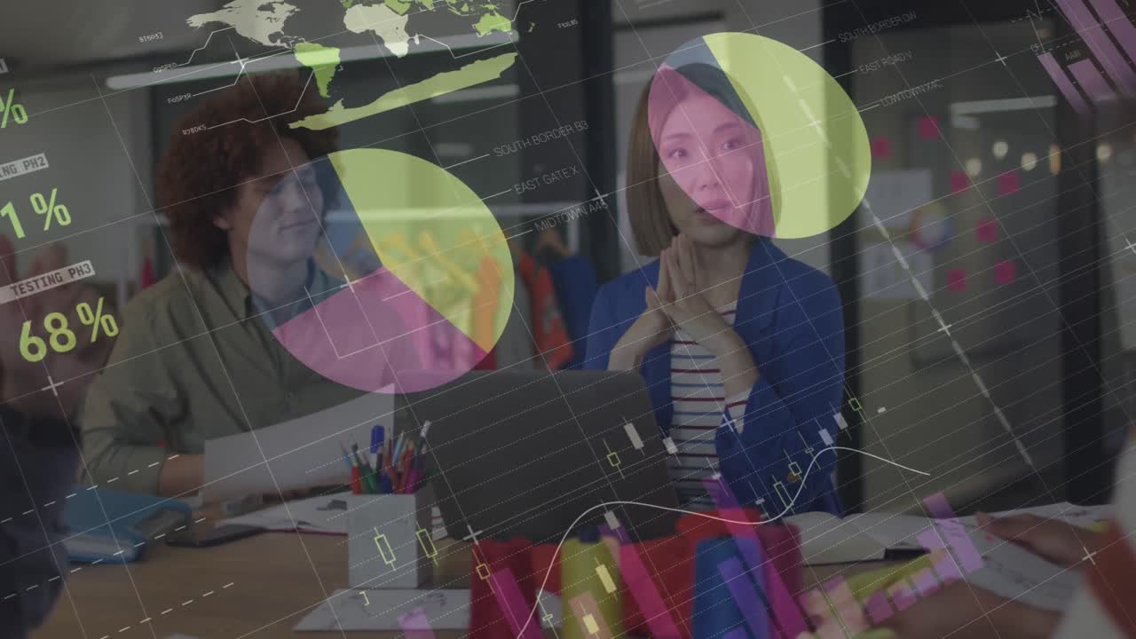 Processamento de dados estatísticos com fundo de empresária asiática discutindo com seus colegas de escritório