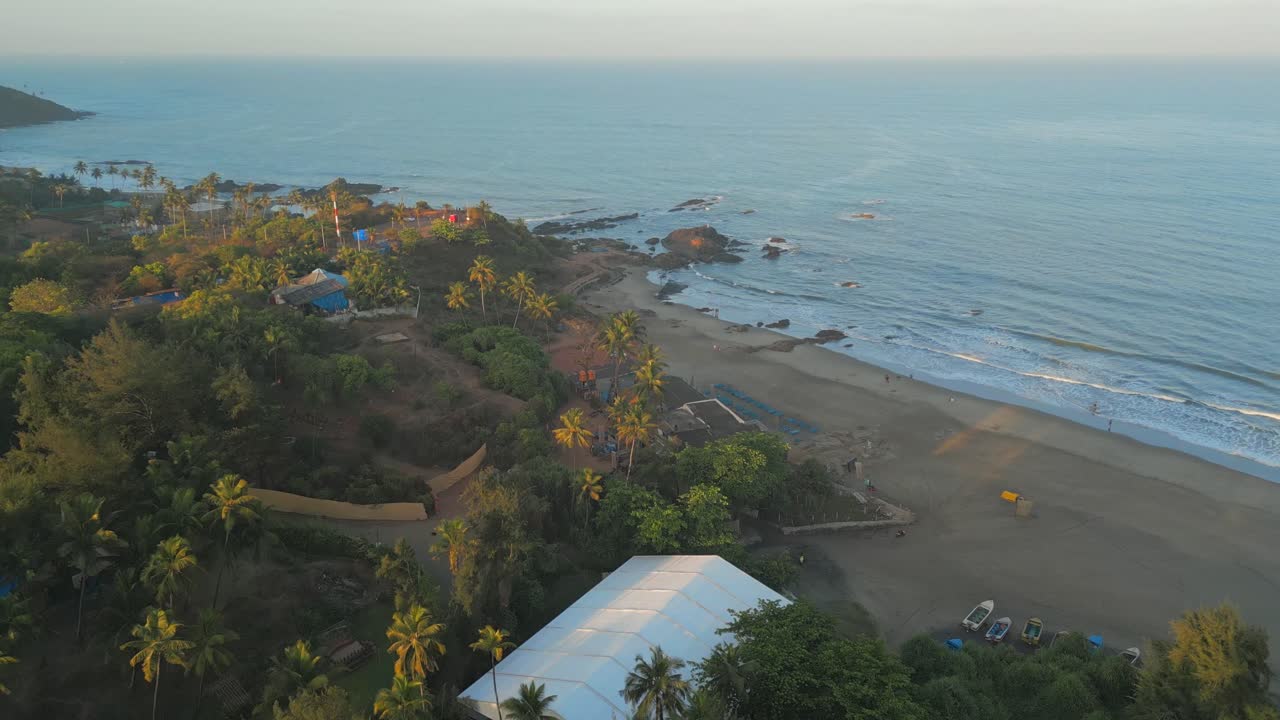 vista panorámica de la playa de chapora en goa, india