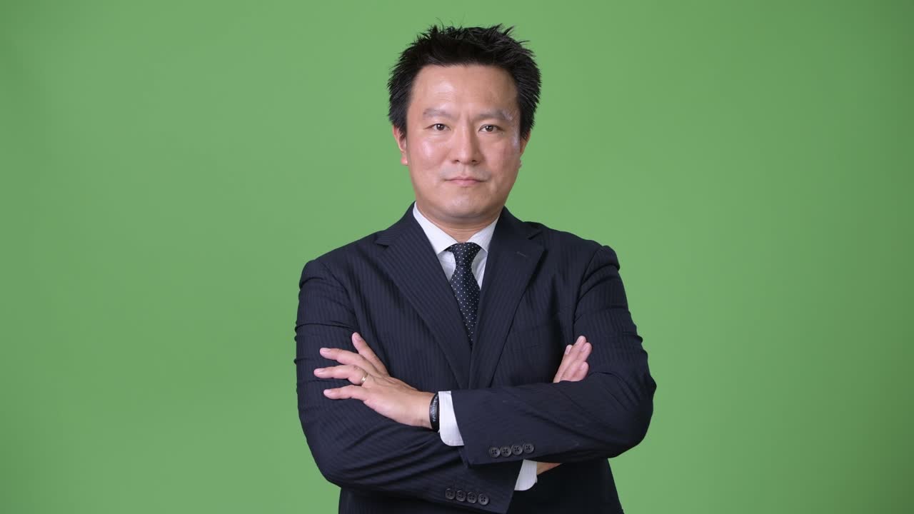 녹색 배경에 성숙한 일본 사업가