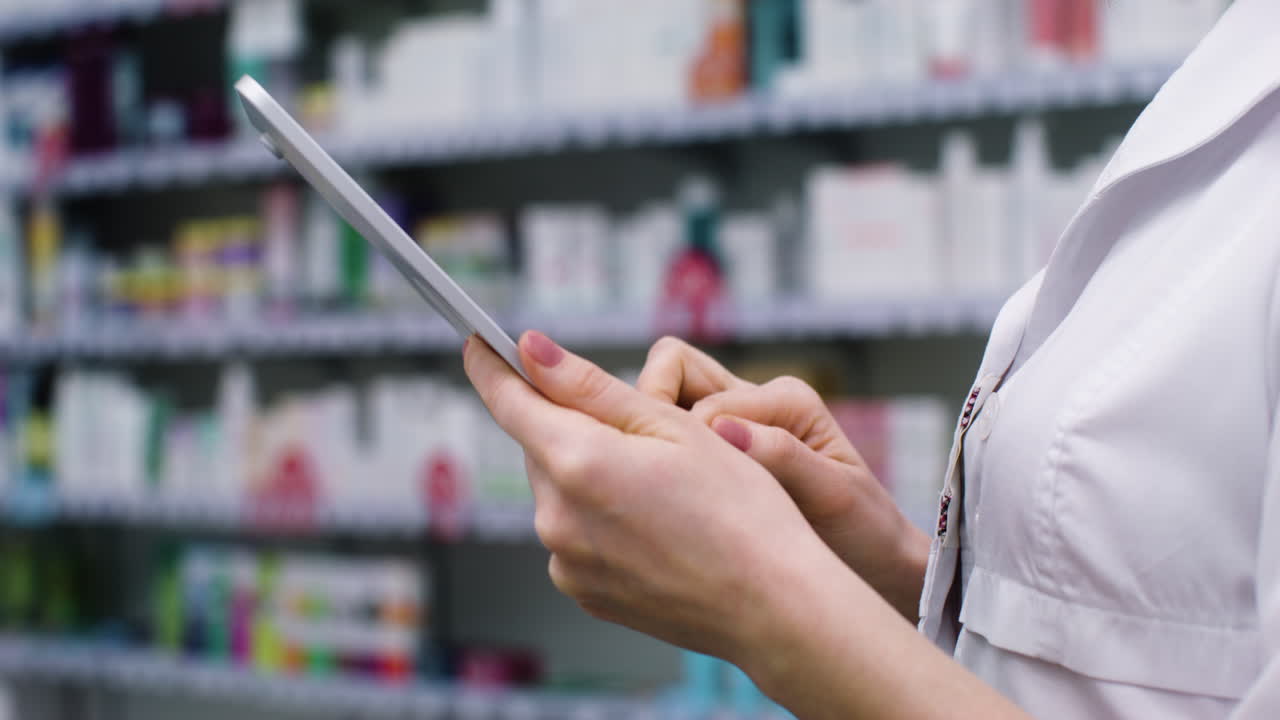 실내에서 태블릿을 사용하는 젊은 여성