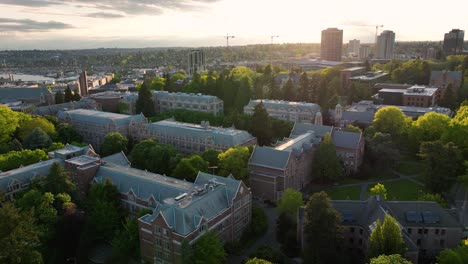 Toma-Aérea-En-órbita-Del-Campus-De-La-Universidad-De-Washington-De-Seattle-Al-Atardecer