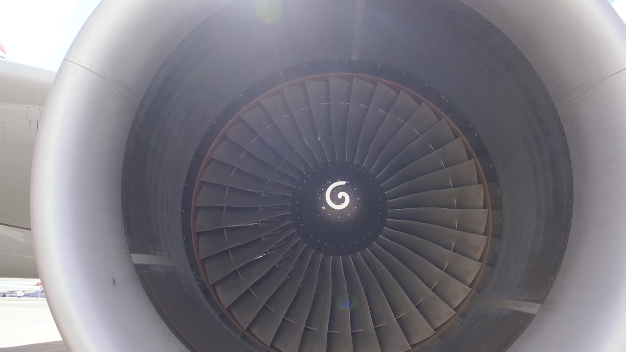 회전하는 항공기 엔진 역등