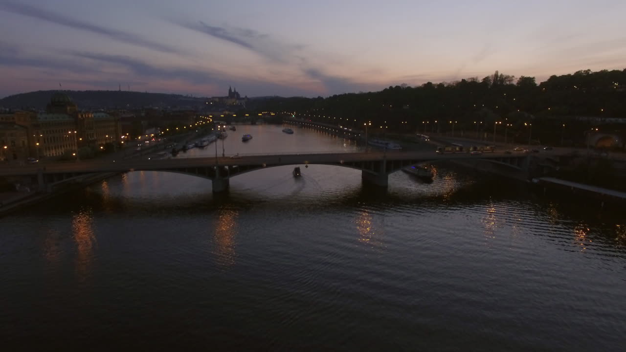 Veduta aerea del Ponte Manes di Praga al crepuscolo
