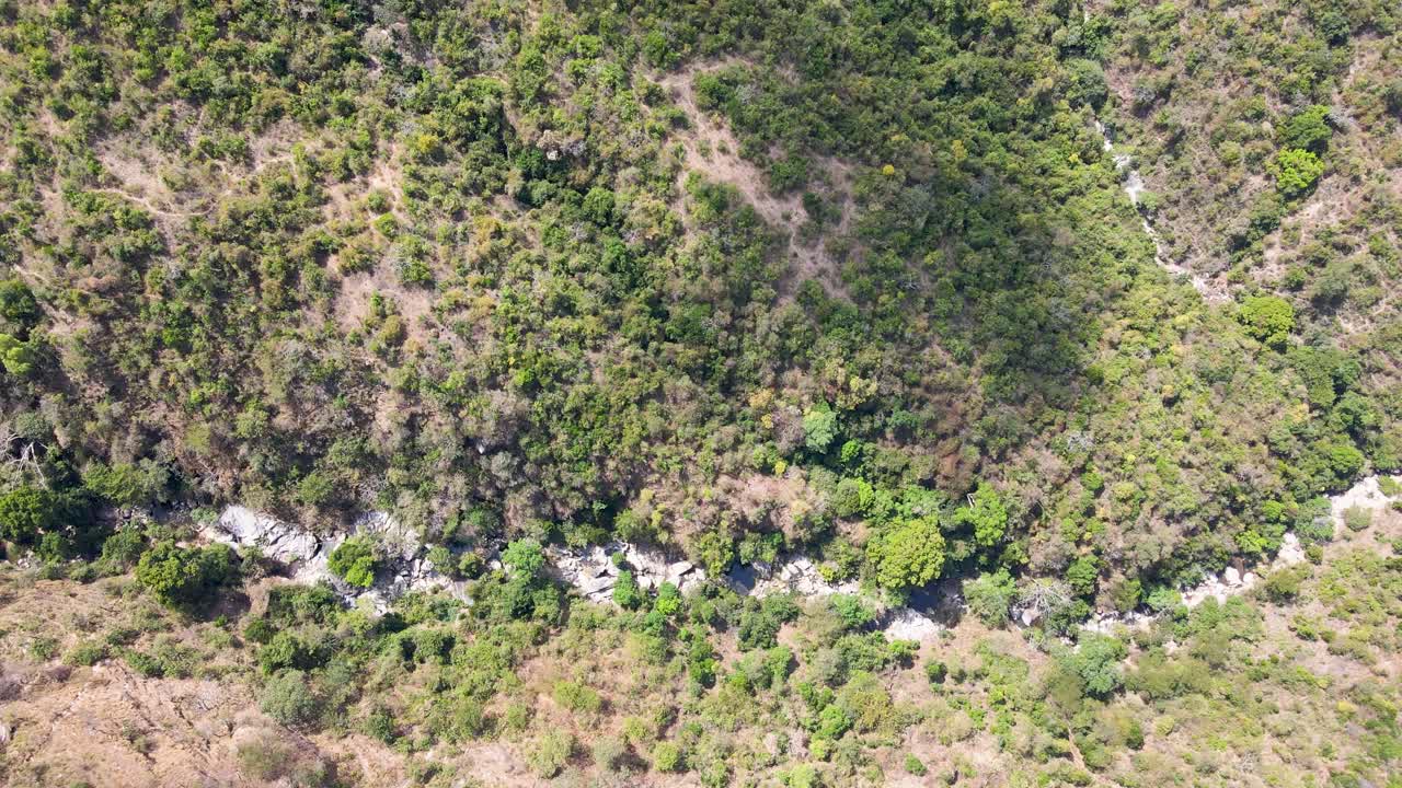 granja tierras agrícolas paisaje rural pueblo rústico del norte de kenia-bosque verde vista aérea y concepto de tecnología ambiental