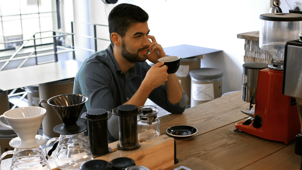 ejecutivo de negocios masculino usando teléfono móvil