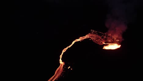 tomada de un avión no tripulado del volcán litli hrutur en islandia con niebla y humo 14
