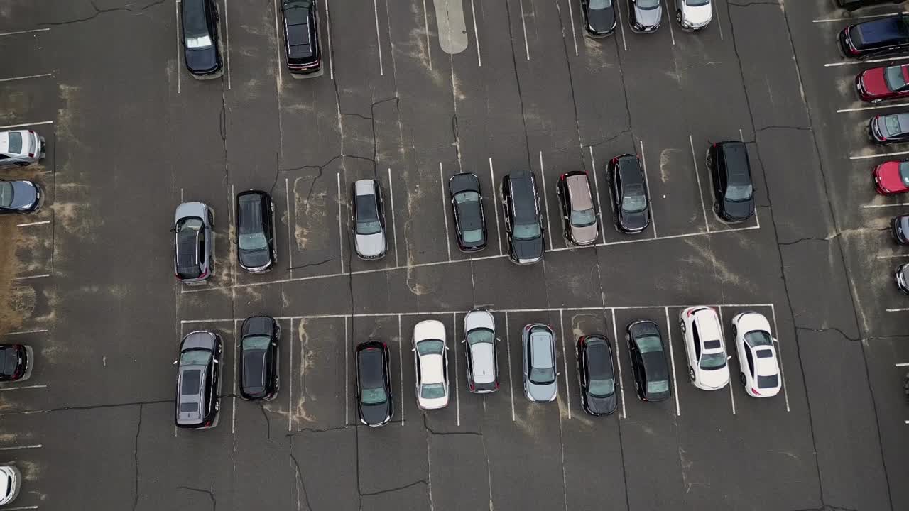 Vista aerea di un'auto parcheggiata nel parcheggio.