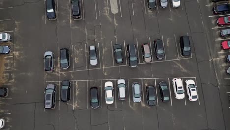 vista aérea del coche estacionado en el estacionamiento