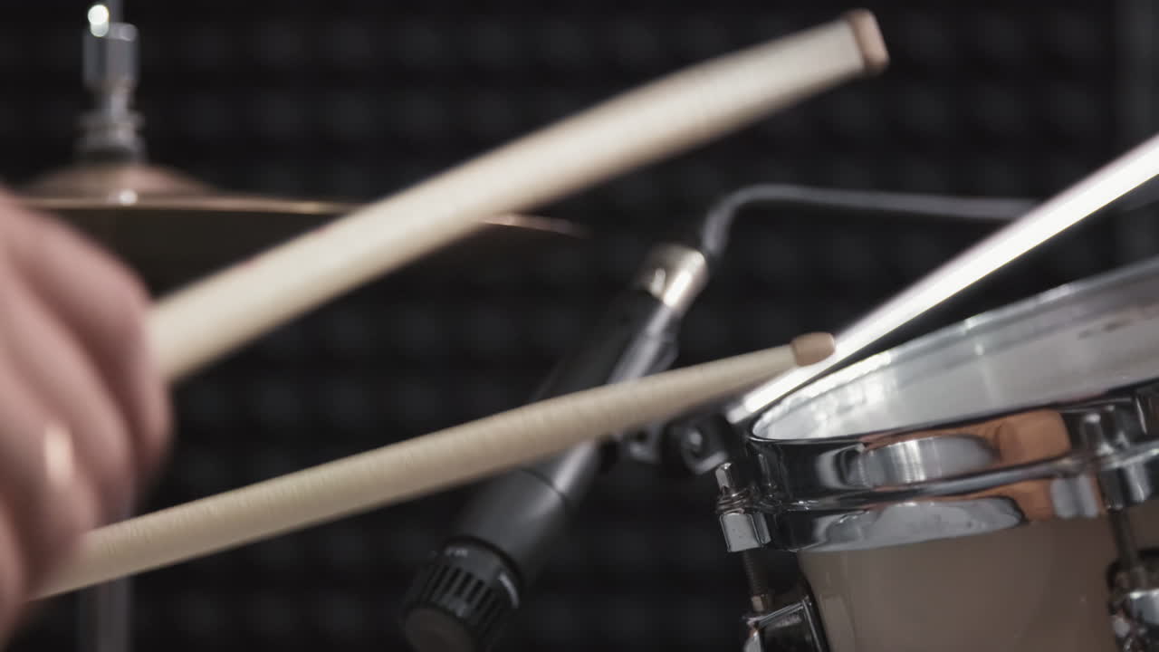 primer plano de un hombre tocando la batería