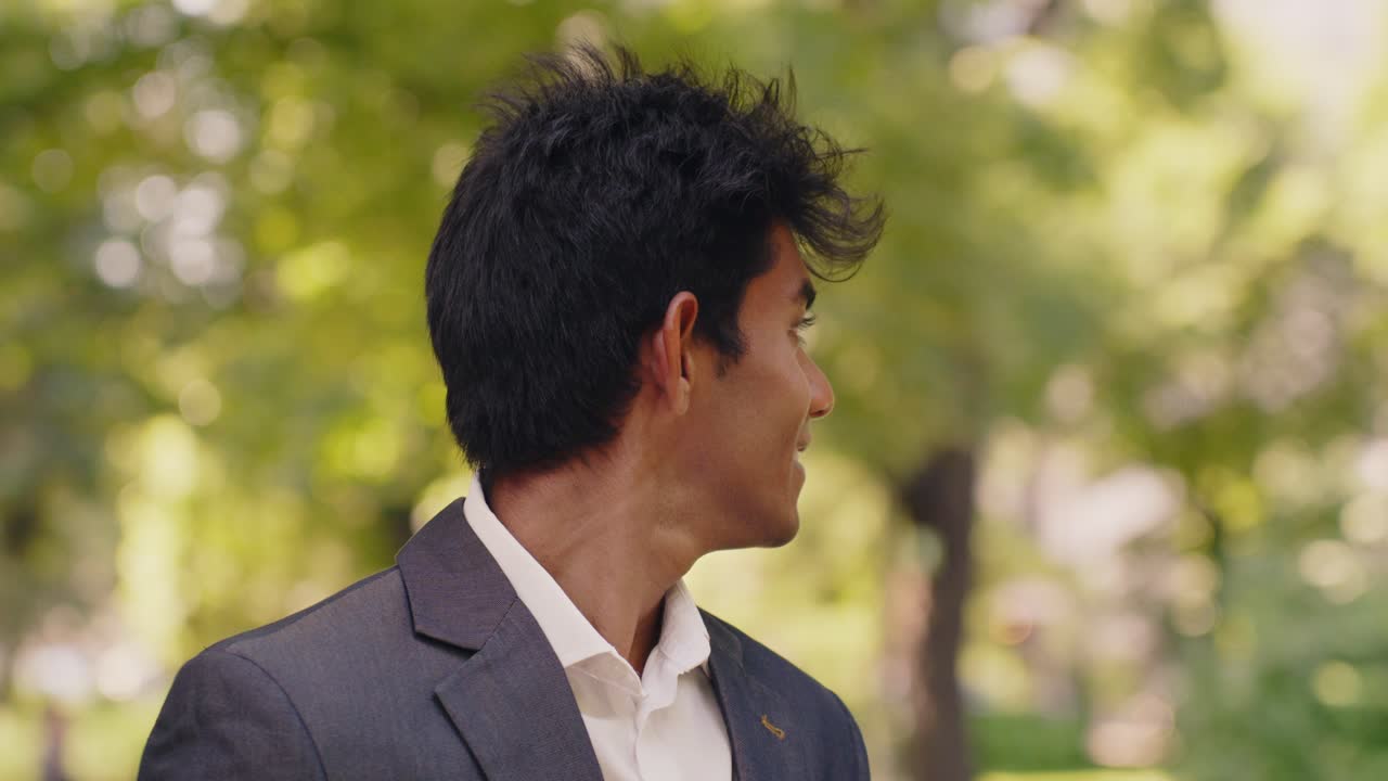 야외 공원 도시, 정적 웃는 행복 열광적 인 젊은 사업가