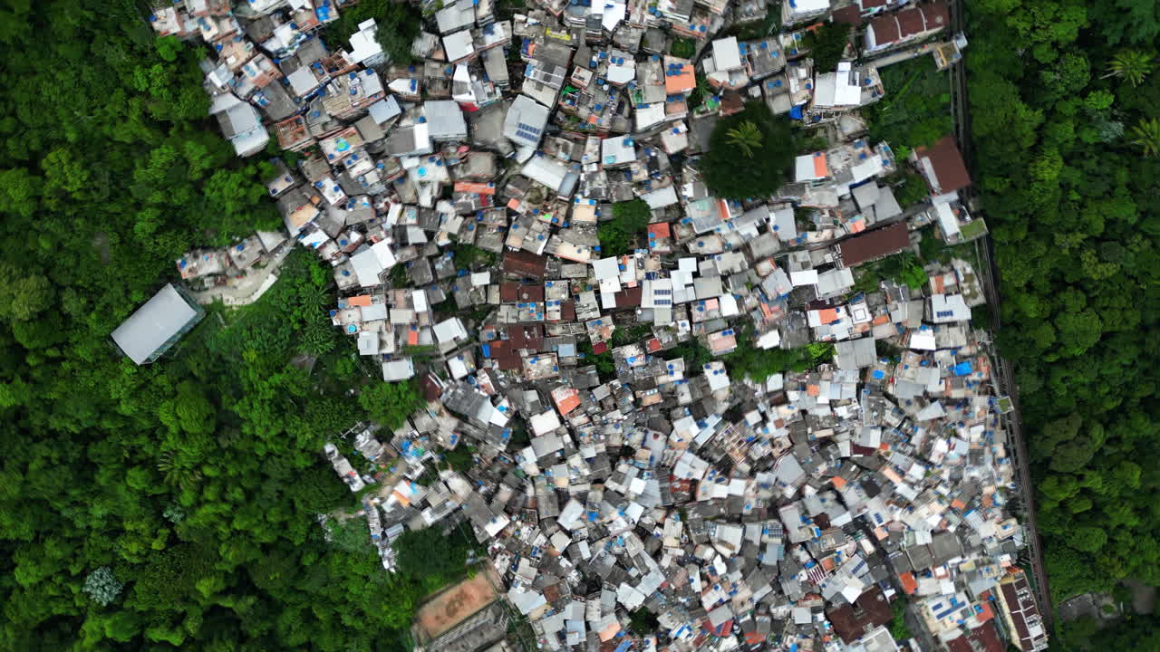 Scatto aereo dall'alto con drone su una favela nella soleggiata Rio de Janeiro, Brasile nuvoloso.