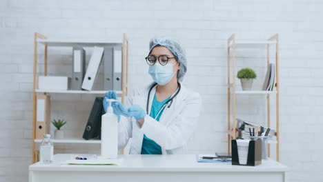 médico preparándose para un procedimiento en el consultorio médico