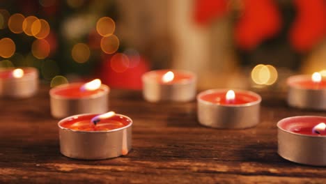 las velas de tealight están ardiendo.