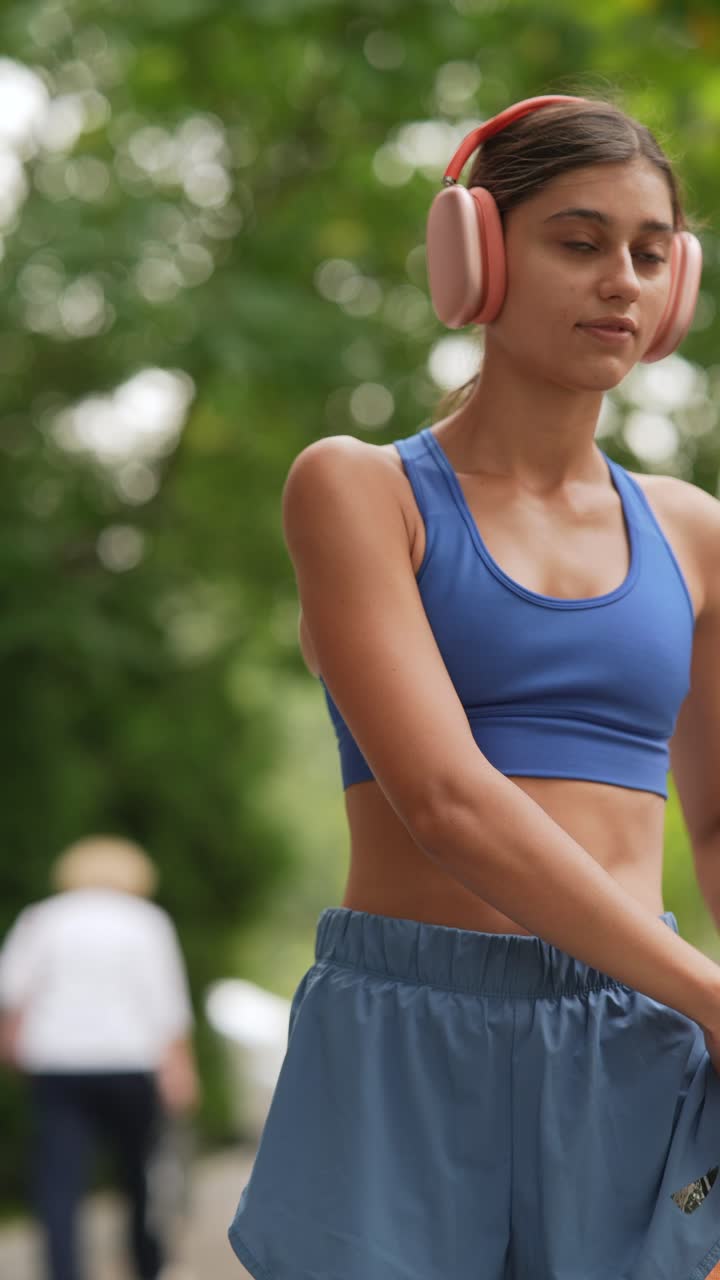 mujer haciendo ejercicio al aire libre