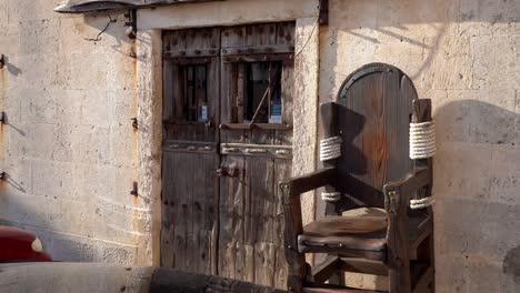 Silla-De-Madera-Antigua-Fuera-De-La-Casa-Tradicional-Croata-Con-Puerta-De-Madera