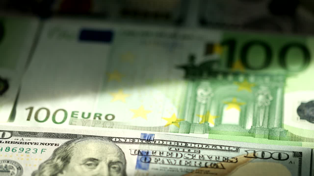 유로, 미국 달러, 국제 종이 화폐. 주요 단어 통화 미국 달러 및 유로 은행 지폐 회전 개념 비즈니스 배경, 루프 준비