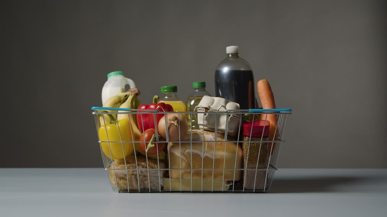 foto de estudio de alimentos básicos en la cesta de la compra de alambre de supermercado 4