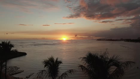 Vista-Aérea-De-La-Puesta-De-Sol-Entre-Palmeras-En-Magic-Island-En-Oahu