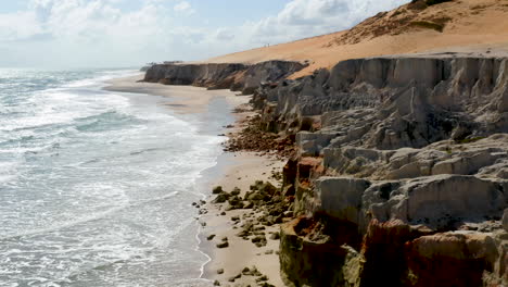 Vista-Aérea-De-Las-Piedras-Rotas-En-La-Playa-De-Morro-Branco,-Ceará,-Brasil.