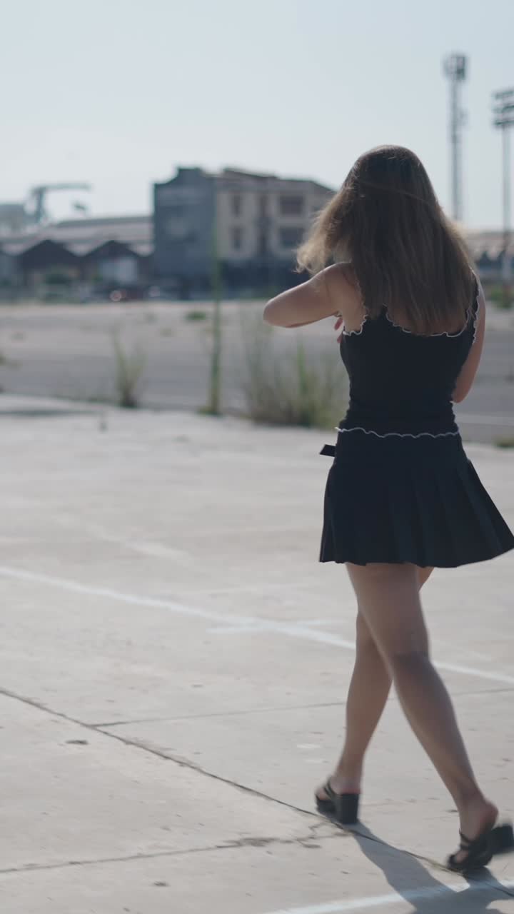 Donna che balla in un ambiente urbano