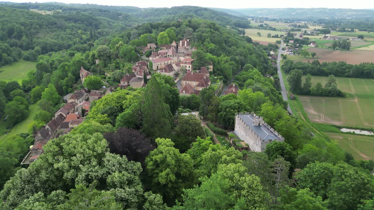 Village perché de Limeuil, Dordogne, France, vue aérienne par drone