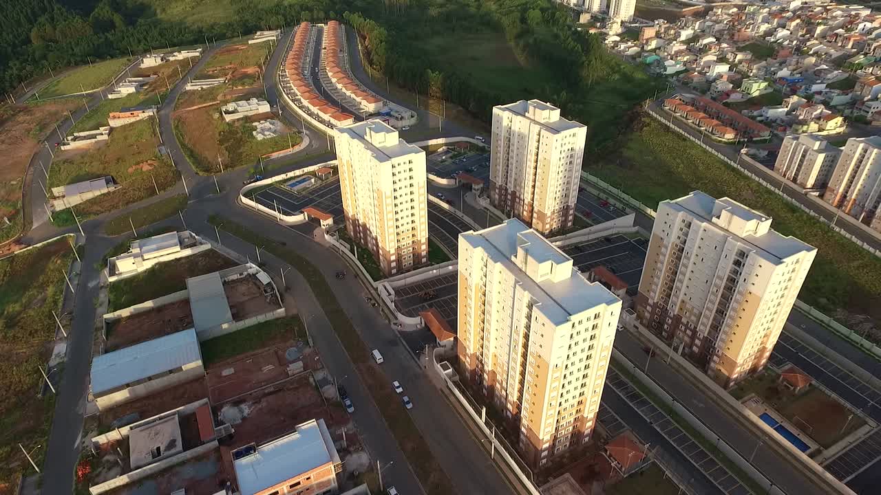 vista aérea de drones desde un par de rascacielos cerca de un pueblo y un bosque