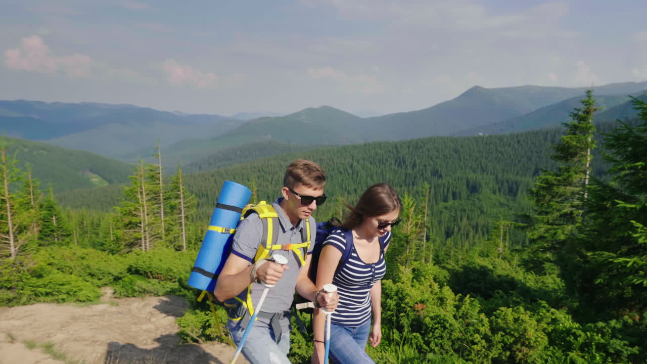 una joven pareja casada está escalando una montaña con un estilo de vida activo y saludable 4k video