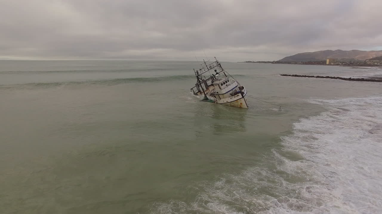 벤추라 캘리포니아 1 근처에서 난파된 어선을 통해 공중 촬영