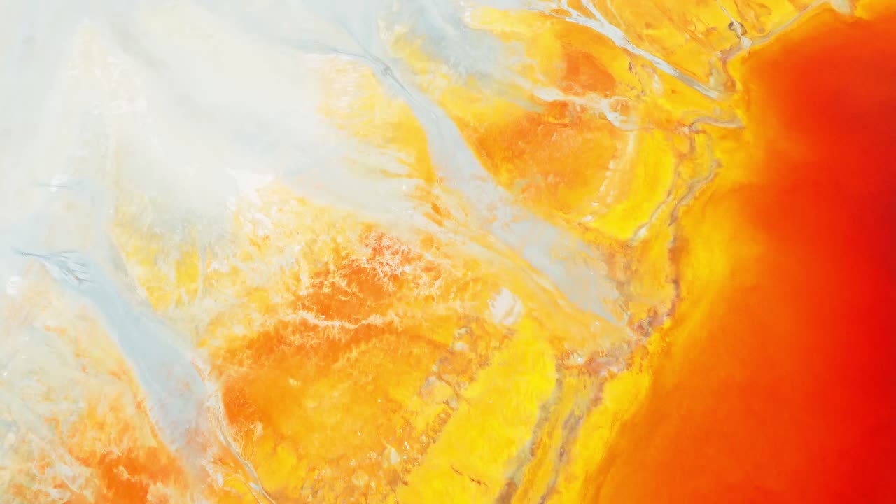 huelva의 광산 현장에서 모래 지형에 있는 다채로운 텍스처