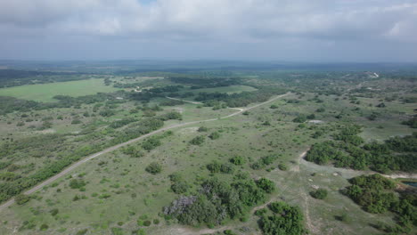 Vista-Aérea-De-Una-Tierra-Rural-En-La-Zona-Montañosa-De-Texas-En-Un-Día-Nublado