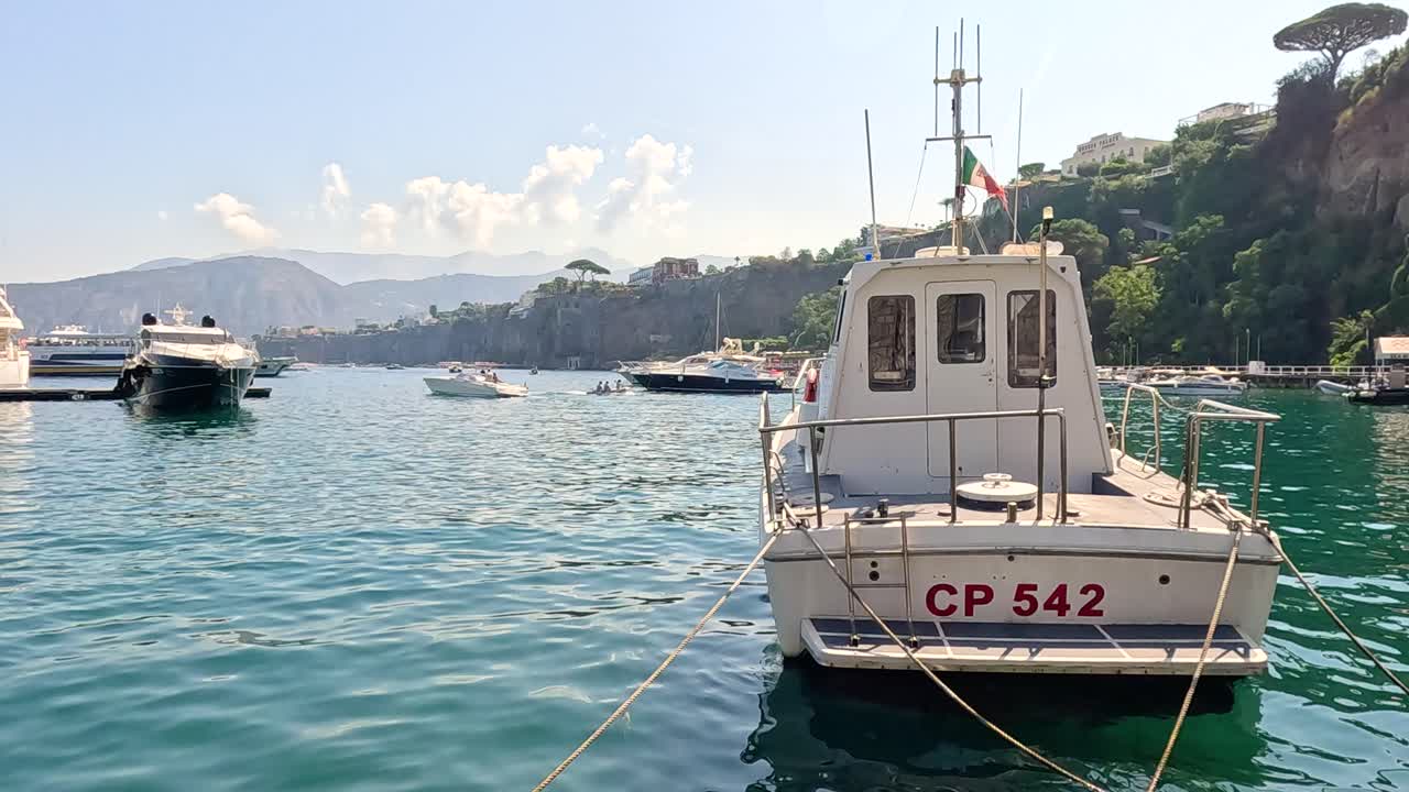 경치 좋은 항구 에 정박 한 배