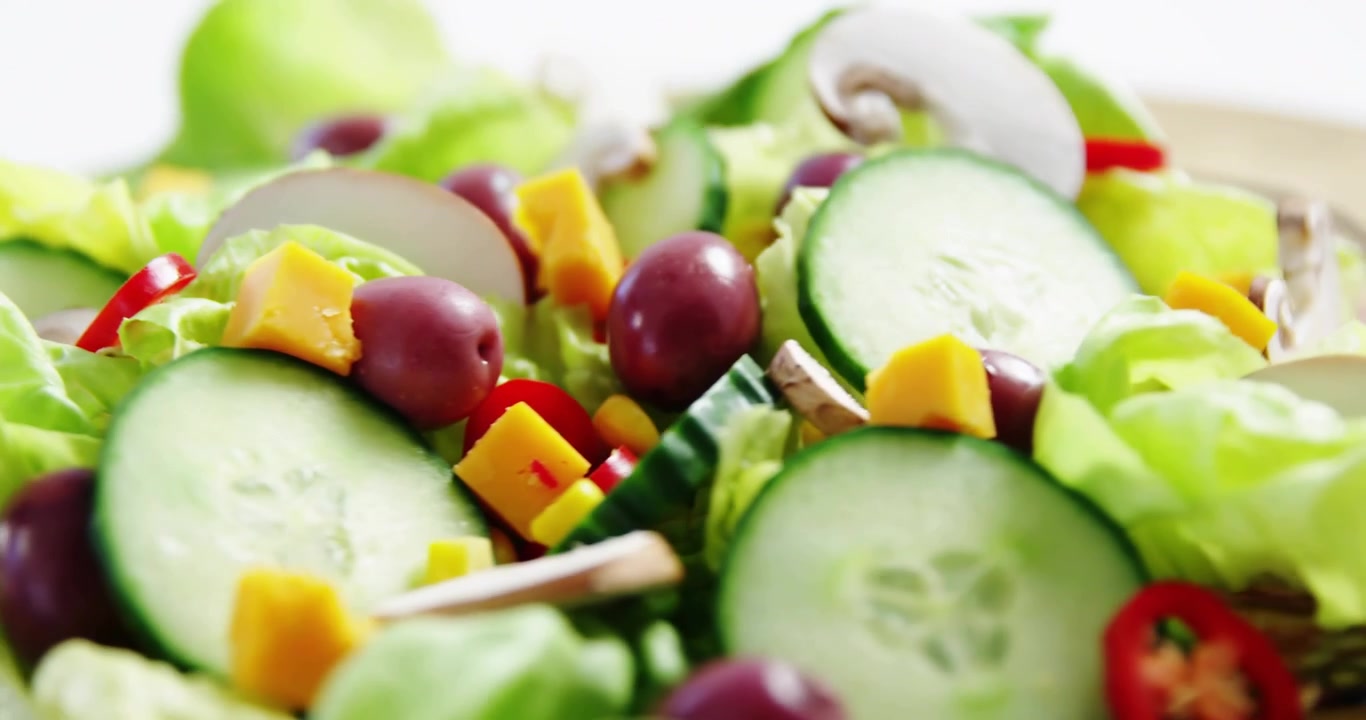 Soziale Abzeichen erscheinen über Salat, nachdem ein graues Unter-Abzeichen erscheint, Kamera verlagert den Fokus, ansprechend.