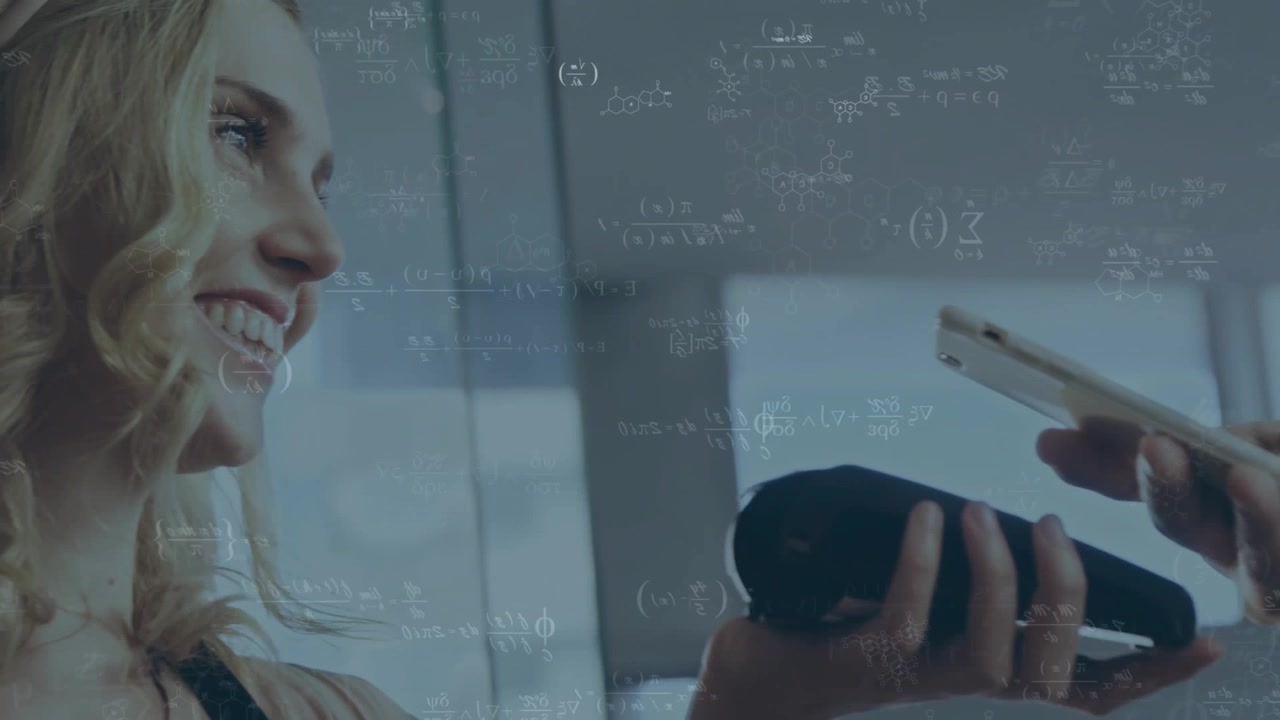 Клиент предъявляет смартфон кассиру, генерируя математические анимации во время бесконтактной оплаты.