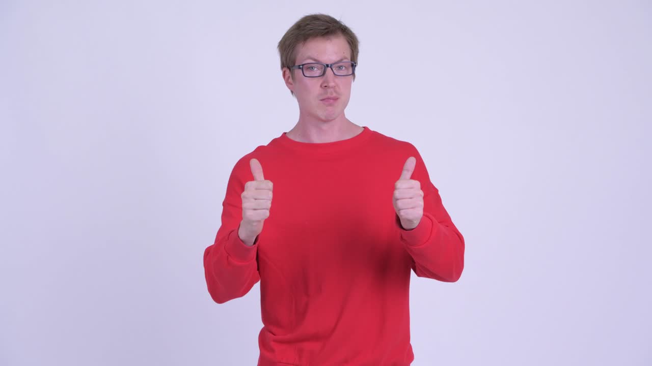 젊은 잘생긴 남자의 스튜디오 촬영