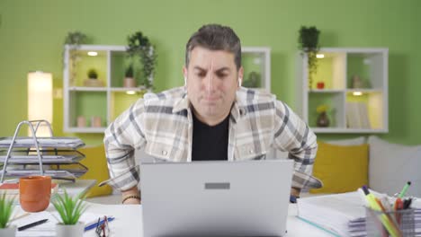 el hombre con hernia de disco tiene dolor.