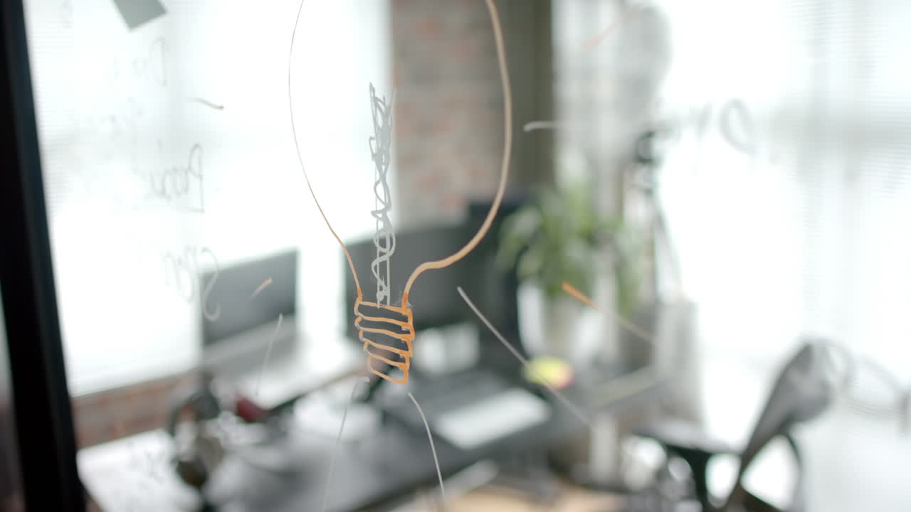 стеклянная доска с записями над столом с компьютером, ноутбуком и микрофоном дома, медленная съемка