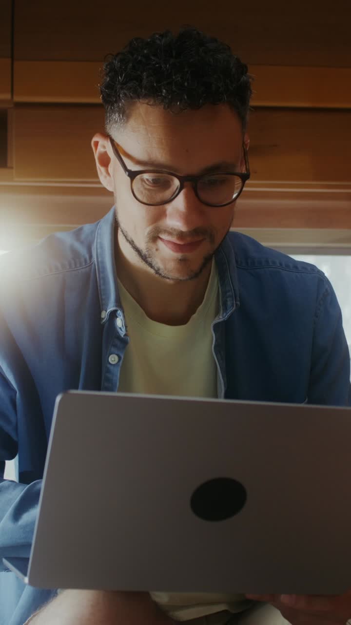 hombre trabajando en una computadora portátil