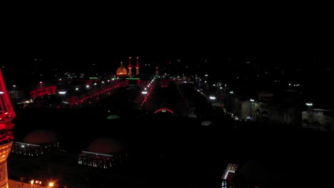 Eine-Von-Einer-Drohne-Aufgenommene-Nachtaufnahme-Schiitischer-Besucher-Und-Pilger-In-Der-Moschee-Und-Dem-Schrein-Von-Imam-Hussein-Und-Abbas-In-Karbala,-Irak