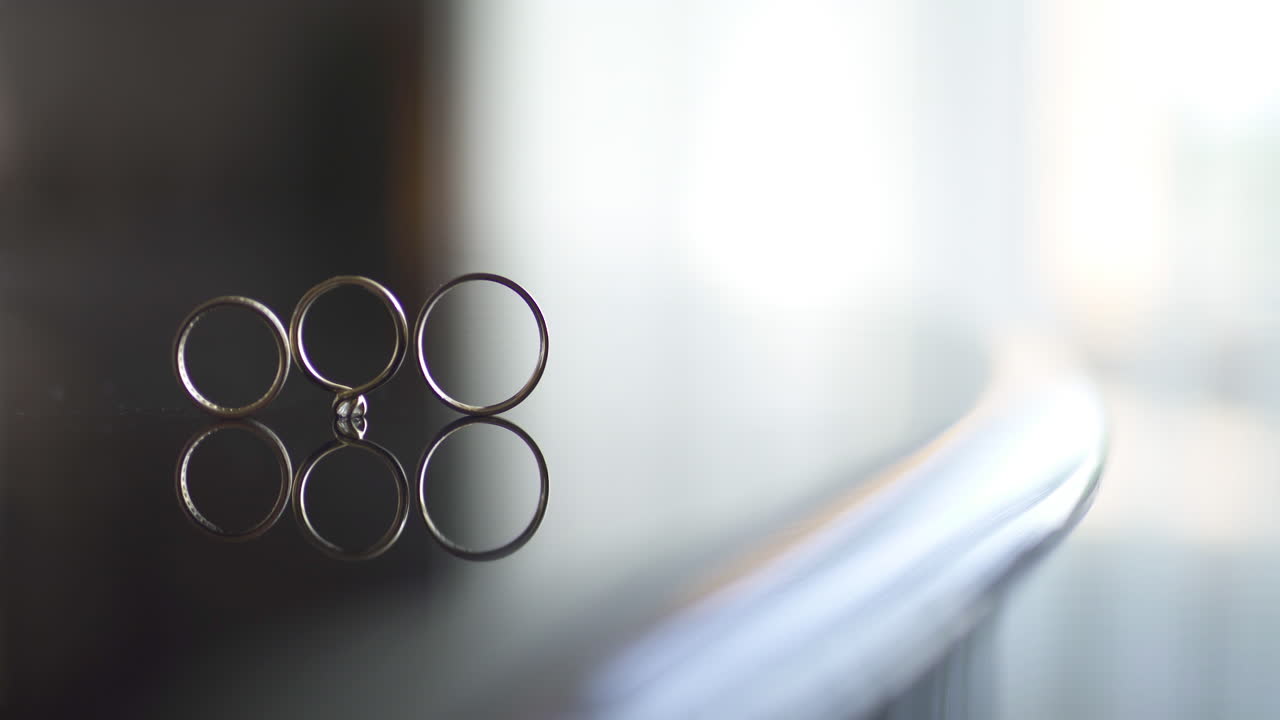 테이블에 결혼 반지 닫습니다