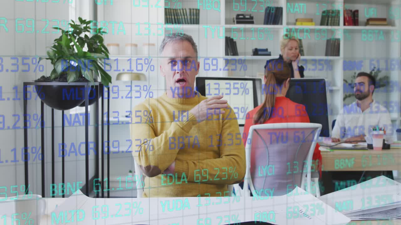 Animación de procesamiento de datos sobre diversos profesionales en la oficina